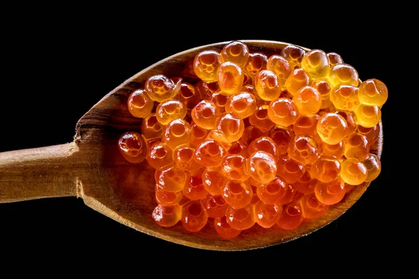 Colher Madeira Caviar Vermelho Sobre Fundo Preto Macro Imagem — Fotografia de Stock