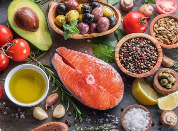 Rauwe Zalm Met Kruiden Groenten Het Bord Grafiet Bovenaanzicht — Stockfoto