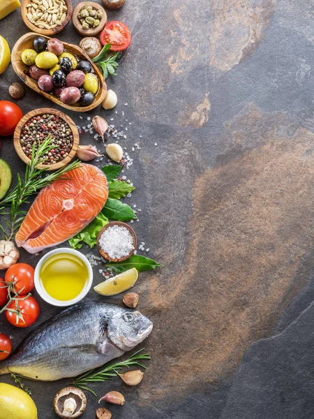 Roher Dorado Fisch Und Lachssteak Mit Gewürzen Und Gemüse Auf — Stockfoto