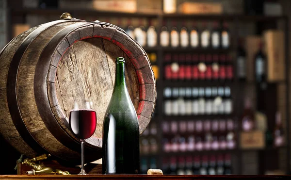 木桶上的酒瓶和红酒 葡萄酒货架在背景 — 图库照片