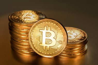 Altın arka plan üzerinde parlak fiziksel bitcoins. Blockchain teknoloji.