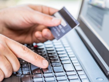Kredi kartı ve bir dizüstü bilgisayar kullanarak alışveriş online.