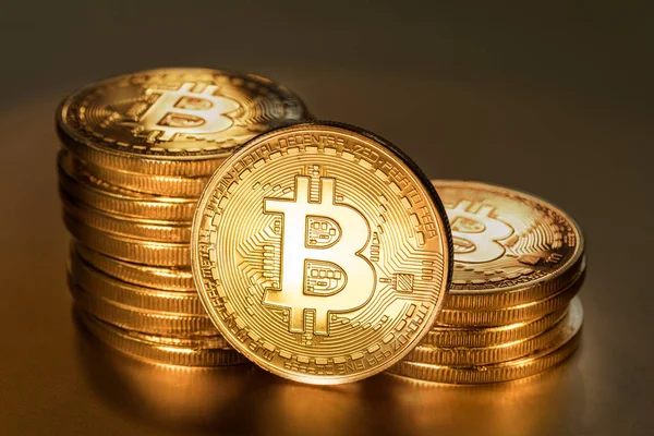 Glänsande Fysiska Bitcoins Gyllene Bakgrund Blockchain Teknik — Stockfoto