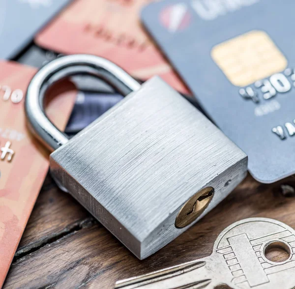 Kredi Kartları Simle Mekanik Kilit Güvenlik Kavramı — Stok fotoğraf