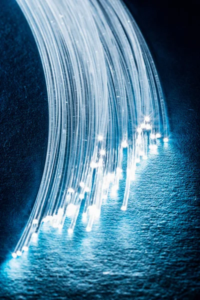 Bunt Optiska Fibrer Med Ljus Ändarna Blå Bakgrund — Stockfoto