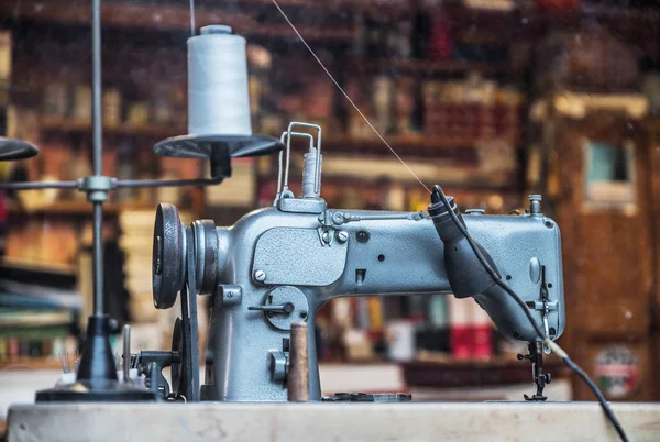 缝纫机在缝纫机 裁缝的工作地点 — 图库照片