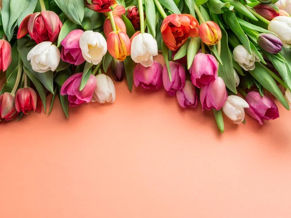 오렌지 색깔의 배경에 꽃다발이 위에서 — 스톡 사진