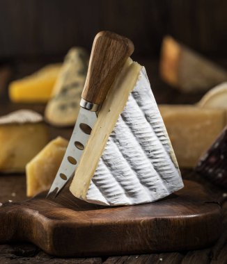 Brie peyniri veya yumuşak inek - segment ahşap tahta üzerinde Fransız peynir süt. Arka plan, farklı peynir.