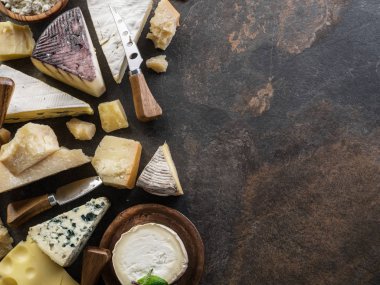 Taş zemin üzerine organik peynir ürün yelpazesine. Üstten görünüm. Lezzetli peynir starter.