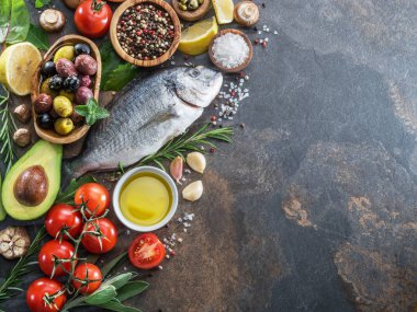 Baharatlar ve sebzeler grafit Yönetim Kurulu ile çiğ dorado balık. Üstten görünüm.