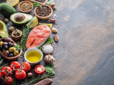 Çiğ somon baharatlar ve sebzeler grafit gemide. Üstten görünüm.