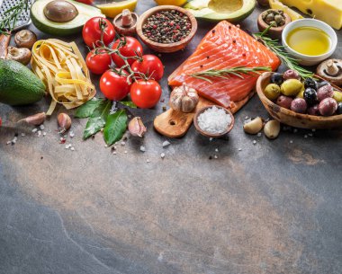 Çiğ somon baharatlar ve sebzeler grafit gemide. Üstten görünüm.