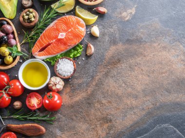 Çiğ somon baharatlar ve sebzeler grafit gemide. Üstten görünüm.