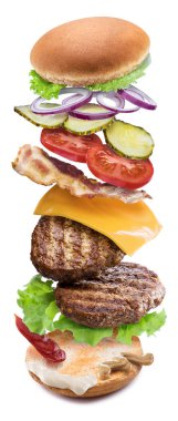 Hamburger malzemeler tek mükemmel bir yemek oluşturmak için bir düşüyor. Renkli kavramsal resmi yemek hamburger. Kırpma yolu.