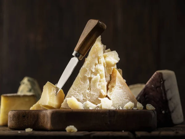 Stuk Parmezaanse Kaas Kaasmes Het Houten Bord Donkere Achtergrond — Stockfoto