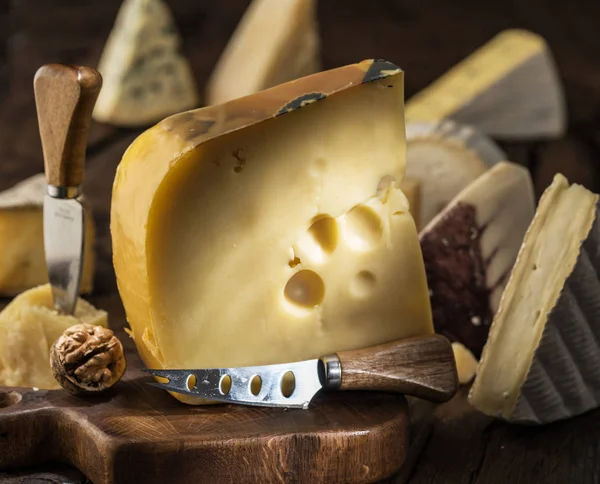 Pièce Lait Vache Maasdam Fromage Sur Planche Bois Gamme Fromages — Photo