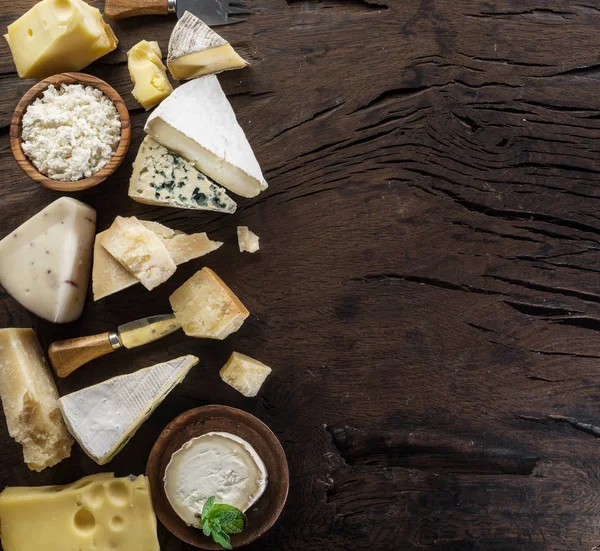 Assortiment Van Verschillende Kaas Typen Oude Houten Achtergrond Bovenaanzicht — Stockfoto