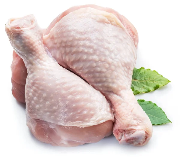 白い背景に隔離された生の鶏の足 — ストック写真