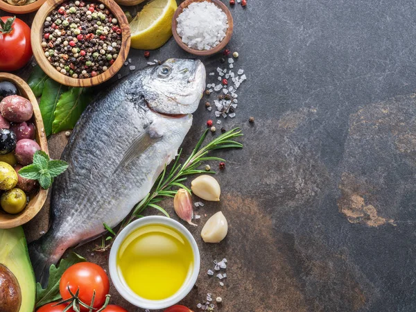 生的多拉多鱼与香料和蔬菜在石墨板上 顶视图 — 图库照片