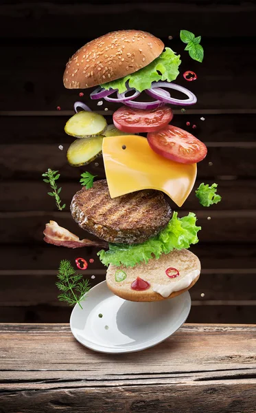Hamburger Zutaten Fallen Nach Und Nach Einer Perfekten Mahlzeit Zusammen — Stockfoto