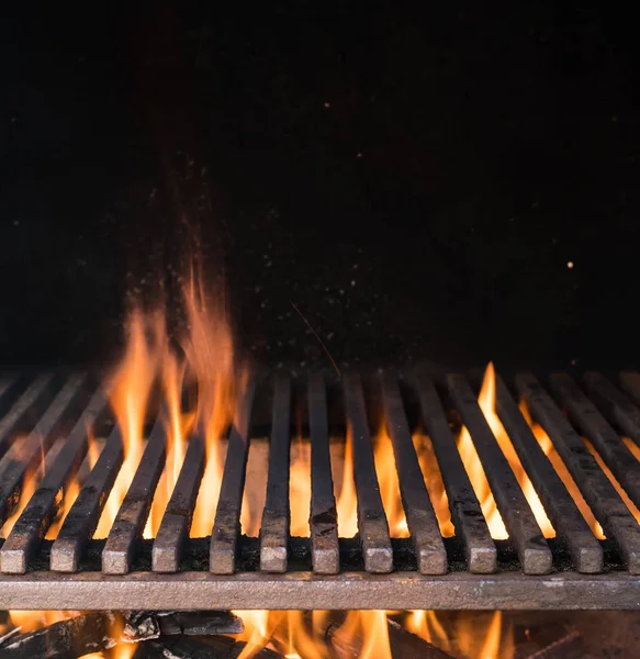 Üres Grill Rács Tűz Láng Nyelv Grill Éjszakai Háttér — Stock Fotó