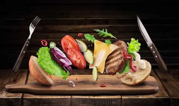 Hamburger Ingrediënten Vallen Één Voor Één Creëren Van Een Perfecte — Stockfoto
