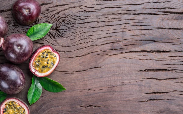 Passion Frukt Och Dess Tvärsnitt Med Köttiga Juice Fylld Med — Stockfoto