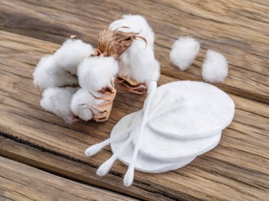 Kabarık pamuk ve pamuk temizleme bezi ve ahşap masa yastıkları.