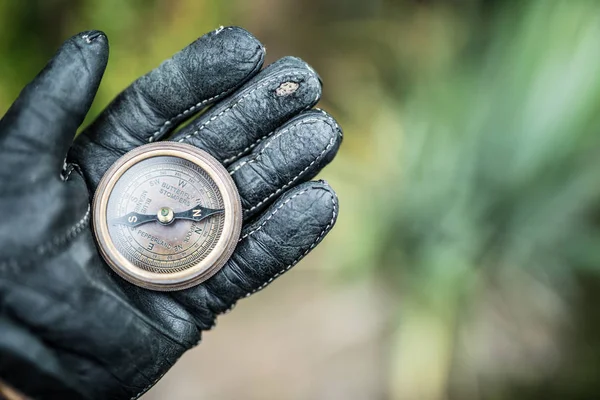 Ręka Mężczyzny Rękawicę Skórzaną Trzymając Kompas Tle Natura — Zdjęcie stockowe