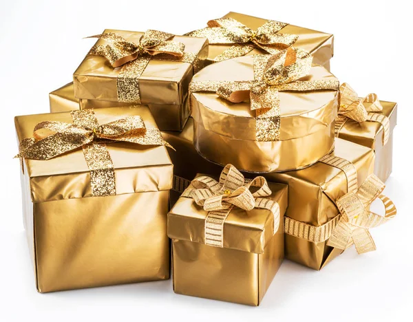 Cajas Regalo Oro Como Símbolo Deseos Celebración Sobre Fondo Blanco — Foto de Stock