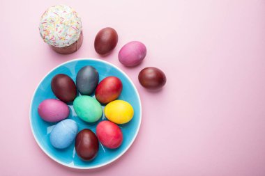 Renkli Paskalya yumurtaları ve Paskalya Paskalya celeb özniteliklerini ekmek