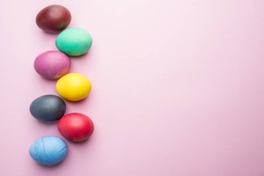 Renkli Paskalya yumurta Paskalya kutlamaları özniteliği olarak. Pembe