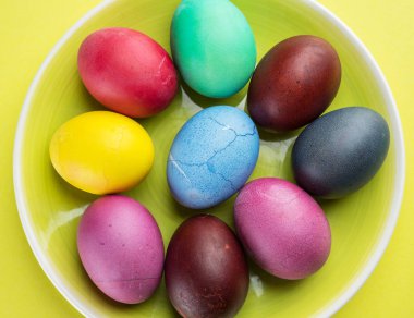 Renkli Paskalya yumurta Paskalya kutlamaları inci üzerinde bir öznitelik olarak