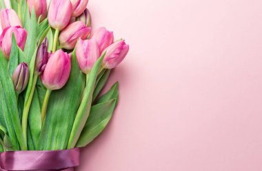 Lightpink arka plan üzerinde buket Pembe Laleler. 