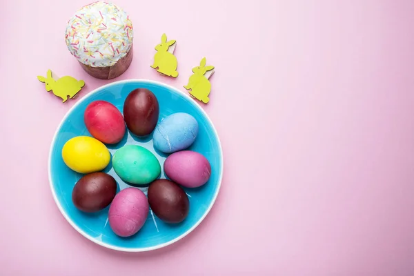 Huevos de Pascua coloridos como un atributo de la celebración de Pascua. Rosa — Foto de Stock