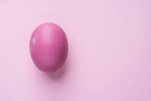 Uova di Pasqua colorate come attributo della celebrazione pasquale. Rosa — Foto Stock
