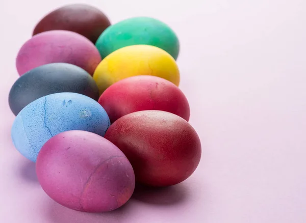 Œufs de Pâques colorés comme un attribut de la célébration de Pâques. Rose — Photo