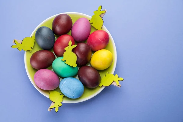 Красочные пасхальные яйца как атрибут празднования Пасхи. Розовый — стоковое фото