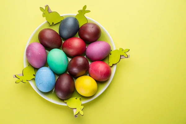 Huevos de Pascua coloridos como un atributo de la celebración de Pascua. Rosa — Foto de Stock