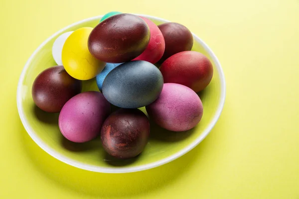 Ovos de Páscoa coloridos como um atributo da celebração da Páscoa no th — Fotografia de Stock