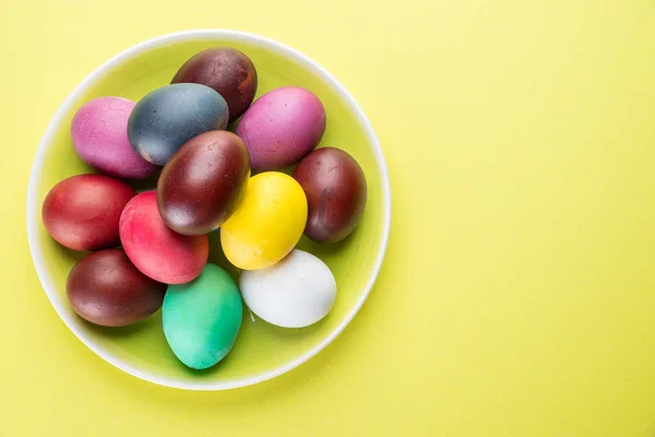 Ovos de Páscoa coloridos como um atributo da celebração da Páscoa no th — Fotografia de Stock