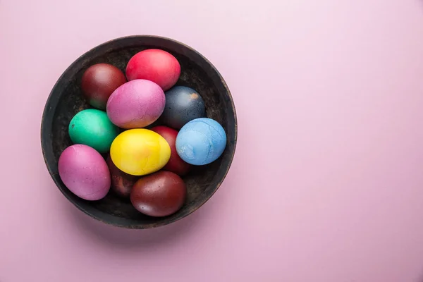 Ovos de Páscoa coloridos como um atributo da celebração da Páscoa no th — Fotografia de Stock