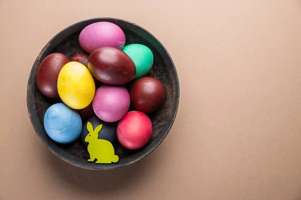 Huevos de Pascua coloridos en tazón. Atributo de la celebración de Pascua . — Foto de Stock