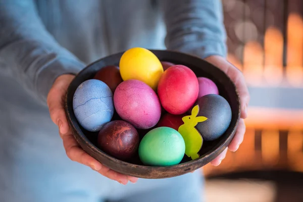 Coloridos huevos de Pascua en tazón en las manos de la mujer . — Foto de Stock