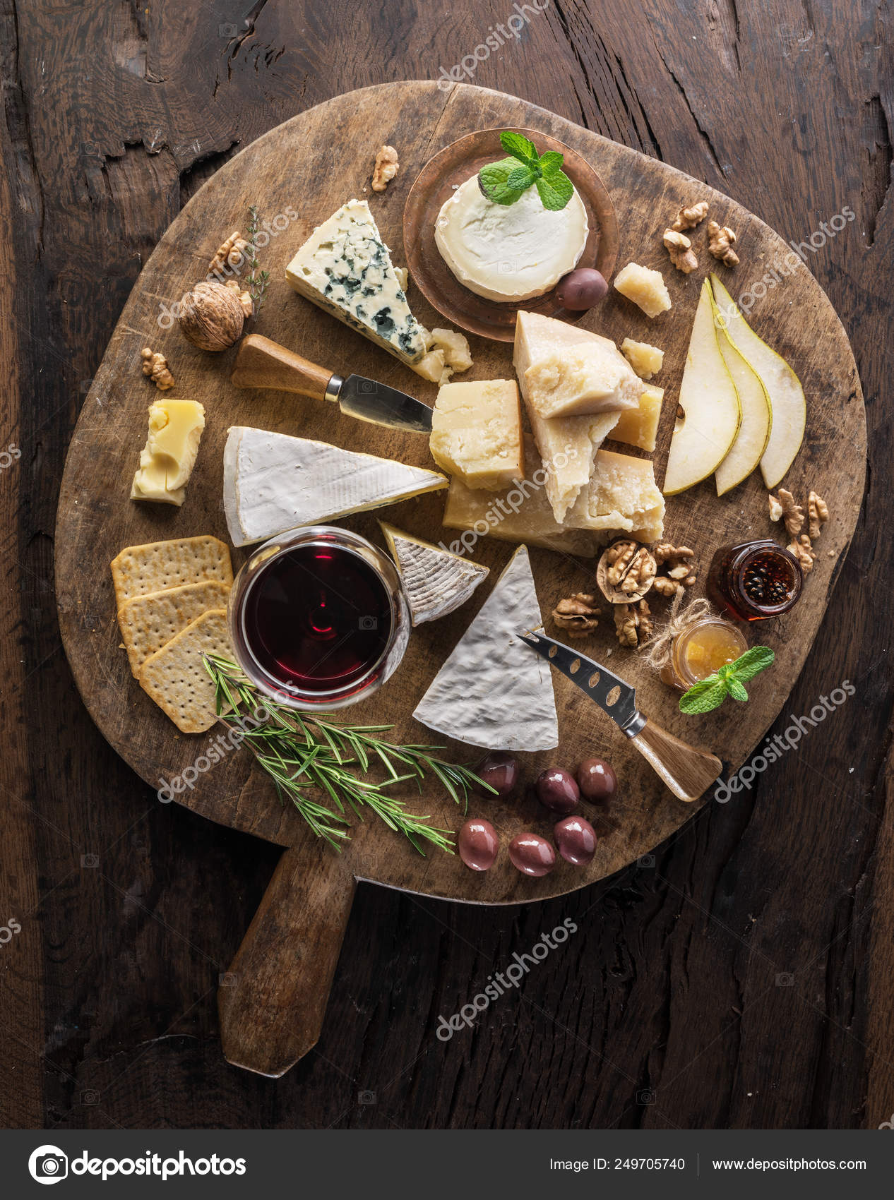 유기농 치즈, 과일, 견과류와 Wo에 와인 치즈 플래터 — 무료 스톡 사진 © Valentyn_Volkov #249705740