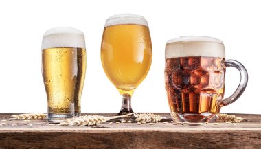 Bira ahşap masa üzerinde üç farklı bardak. Kırpma yolu.