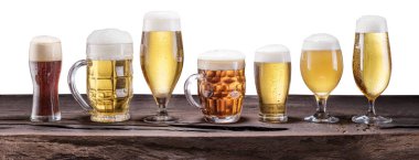 Bira ürün yelpazesine sahip. Farklı bardak soğuk bira ahşap ta
