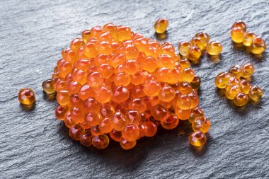 Gri grafit arka plan üzerinde kırmızı havyar. Üstten görünüm.