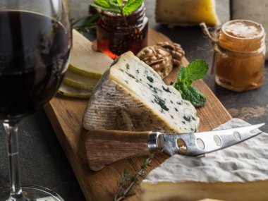 Mavi peynir, meyve, fındık ve taş şarap ile Peynir tabağı