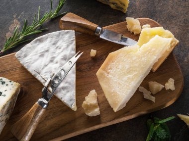 Parmesan ve taş zemin üzerine mavi peynir peynir tabağı